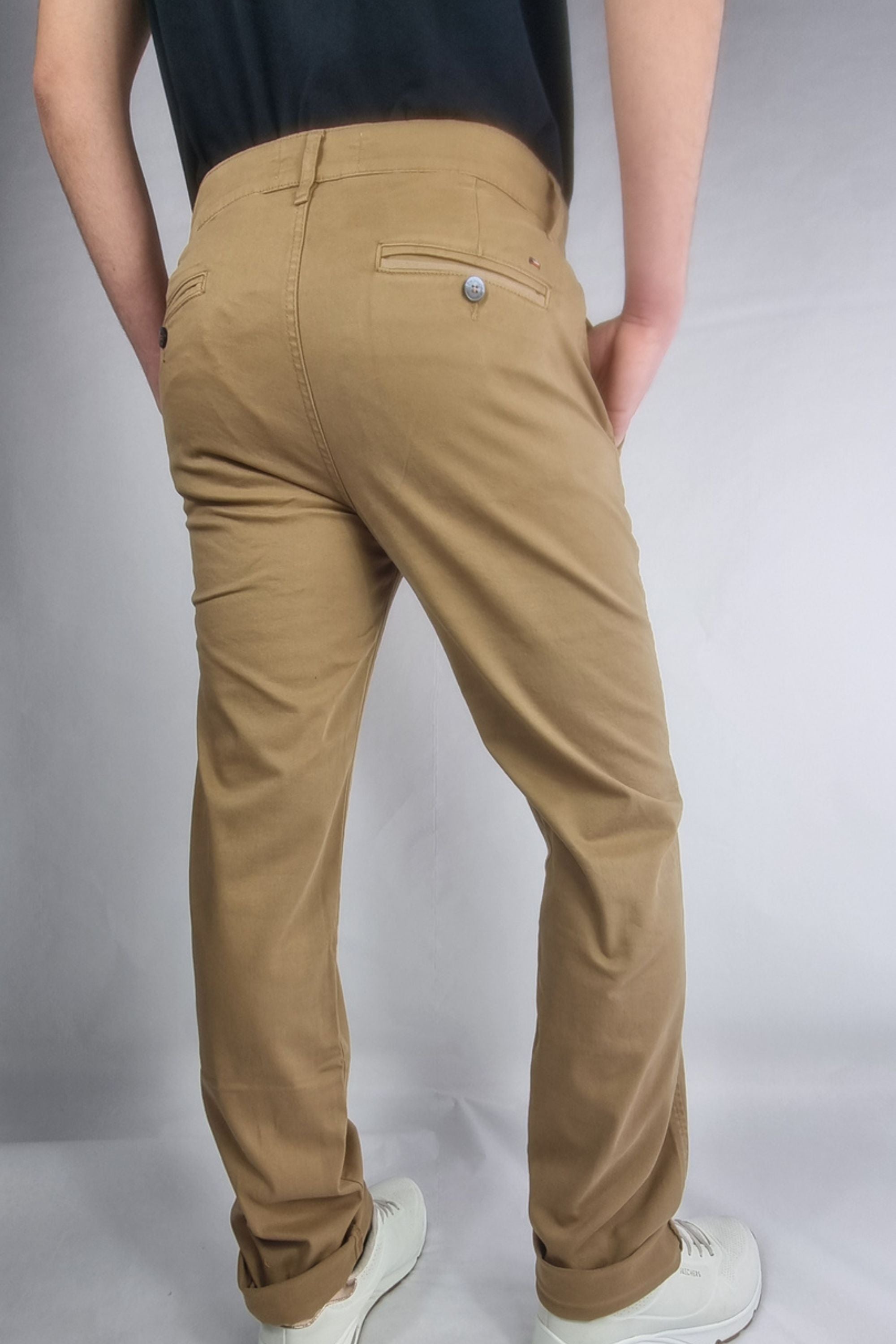 Pantalón chino algodón licra color camel corte recto