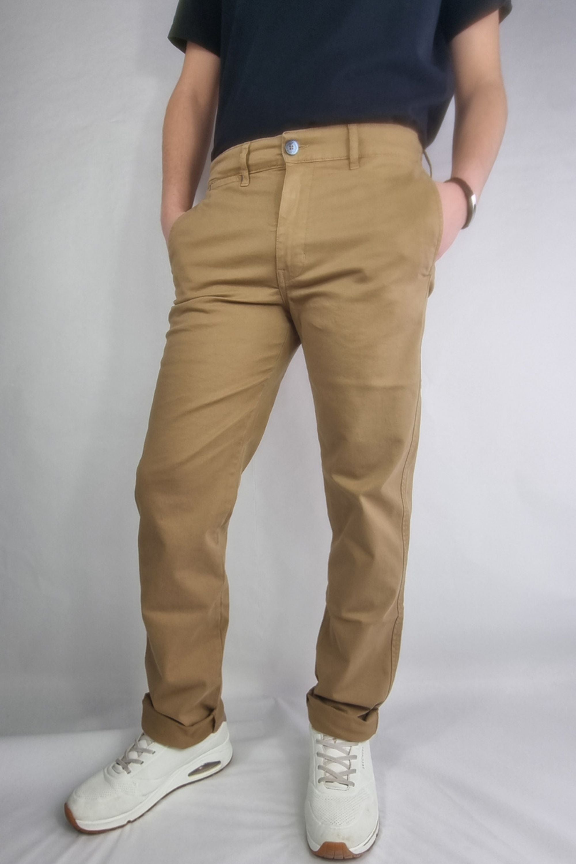 Pantalón chino algodón licra color camel corte recto
