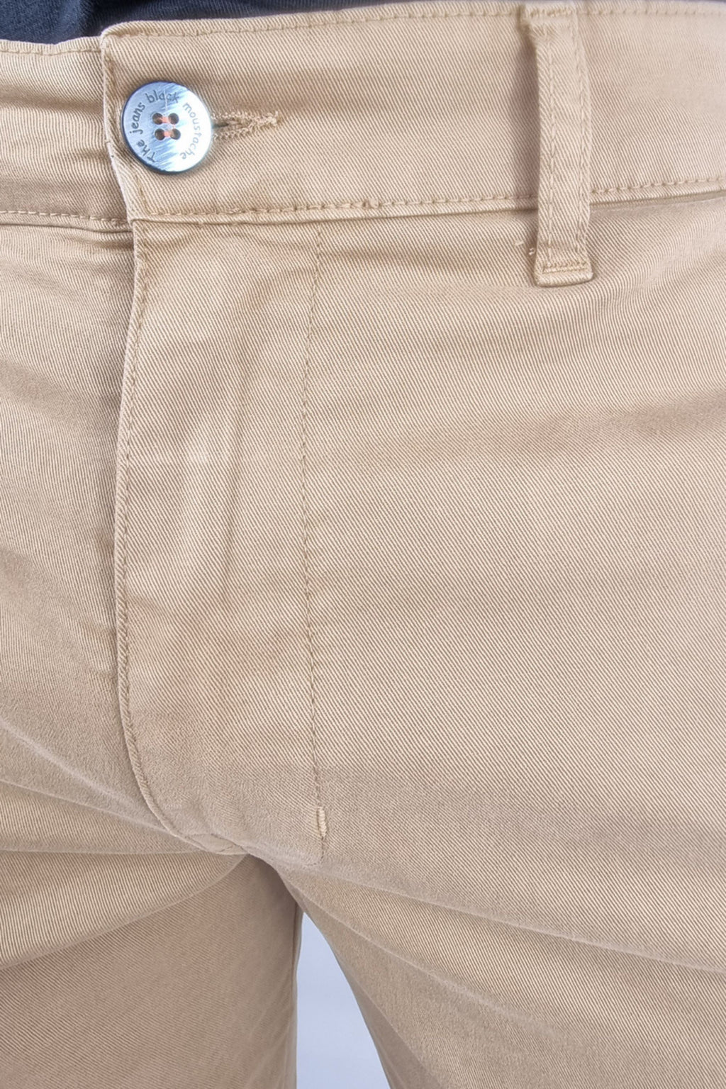 Pantalón chino algodón licra color camel corte recto