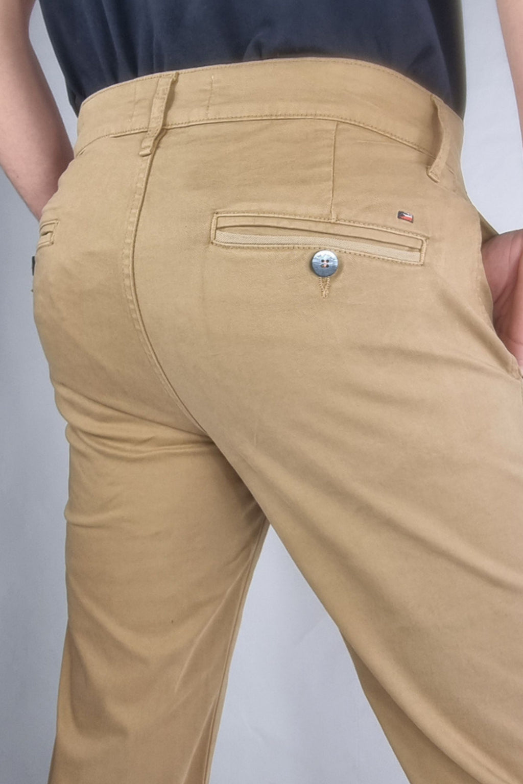 Pantalón chino algodón licra color camel corte recto