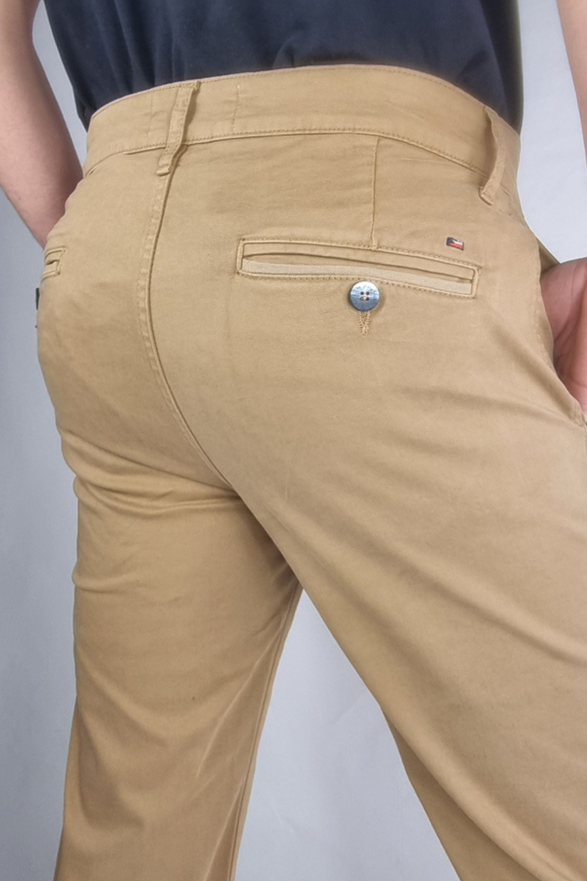 Pantalón chino algodón licra color camel corte recto