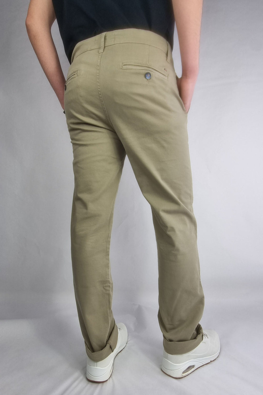 Pantalón chino algodón licra color tostado corte recto