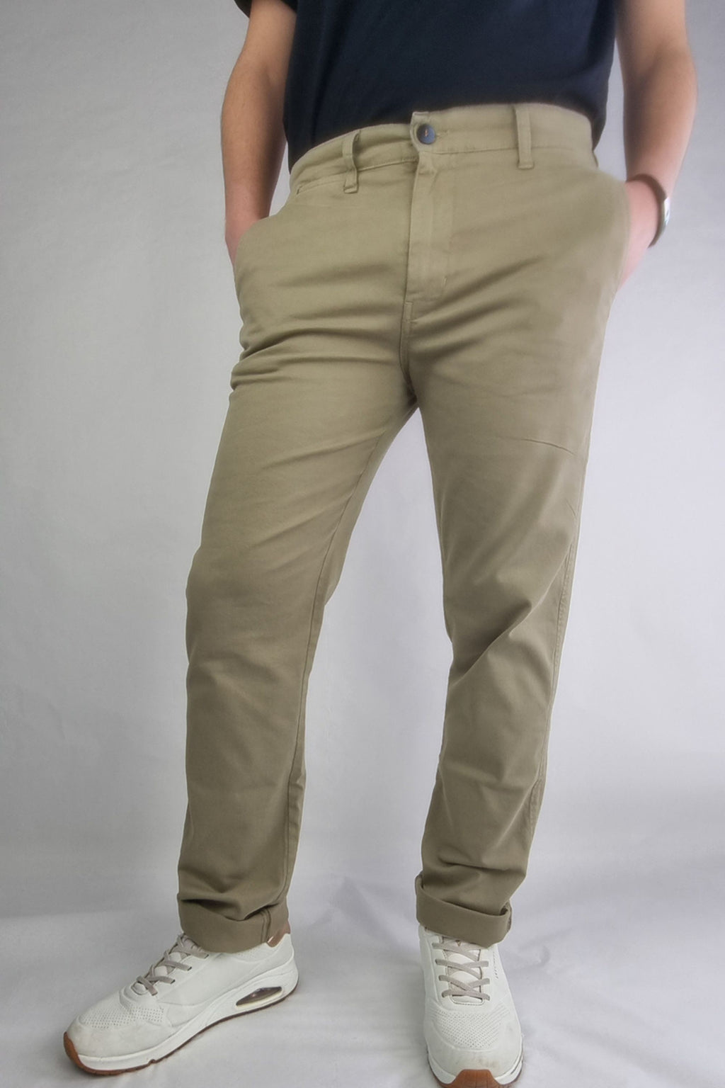 Pantalón chino algodón licra color tostado corte recto