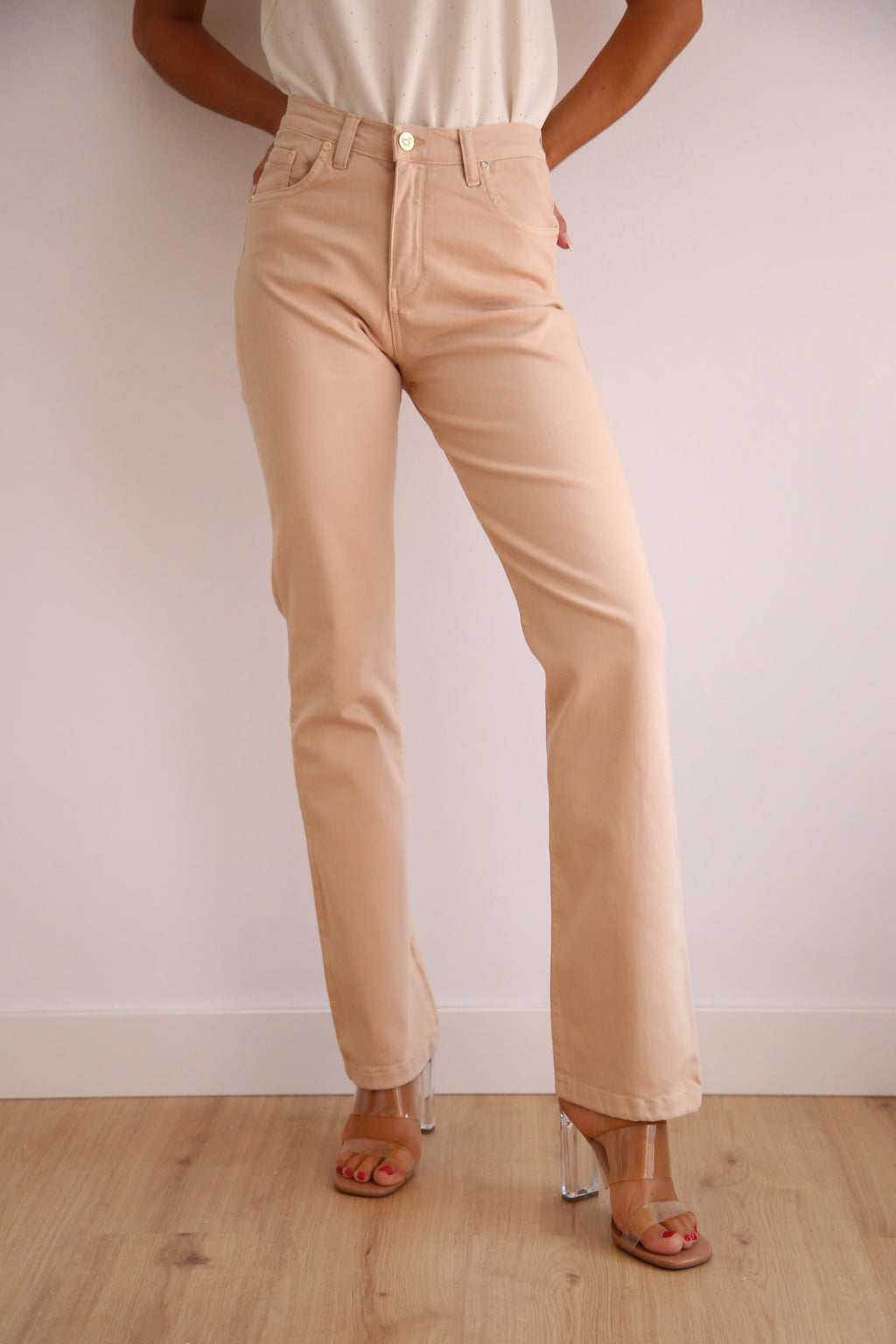 Pantalón de tiro alto pierna recta.