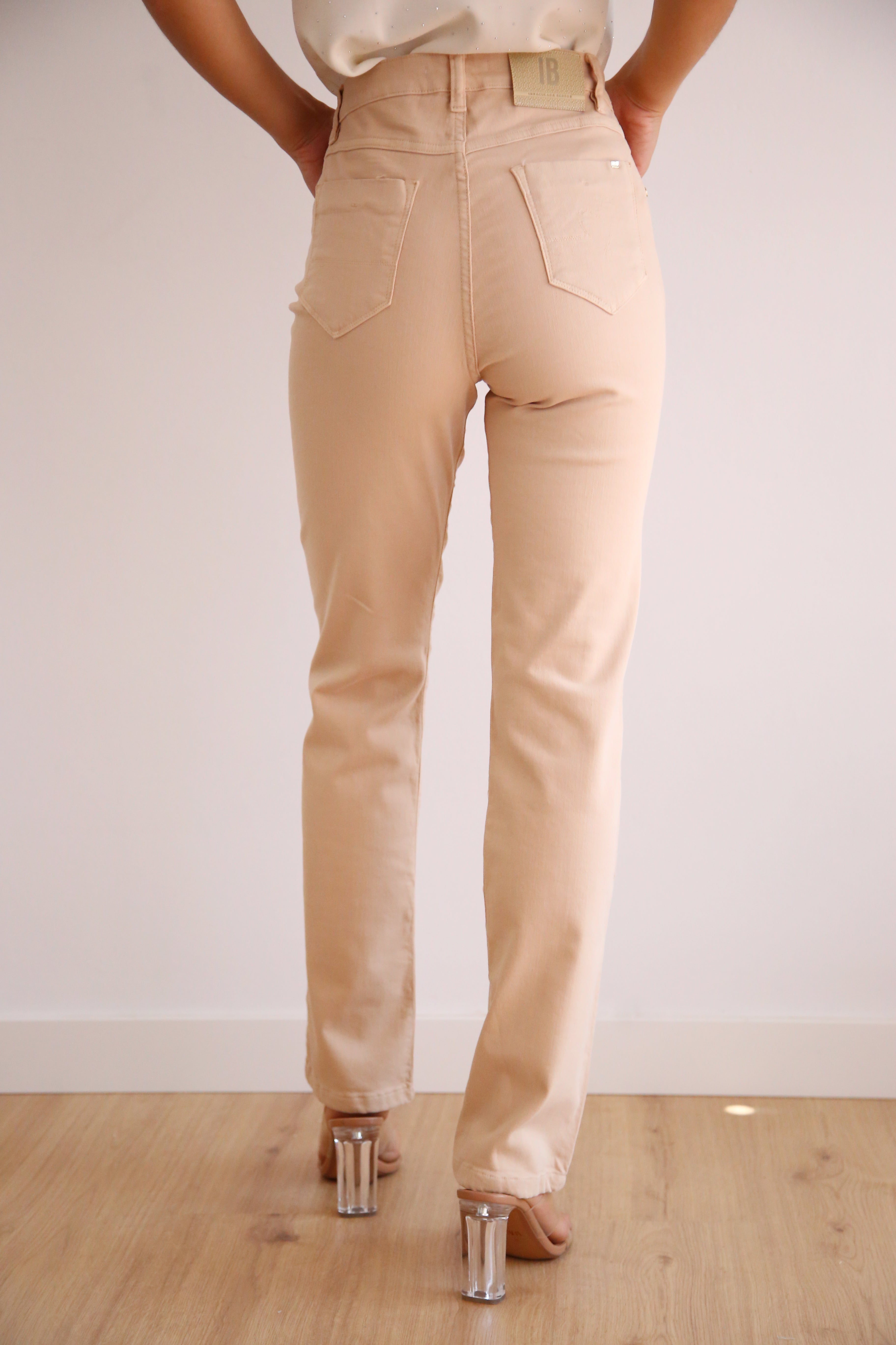 Pantalón de tiro alto pierna recta.
