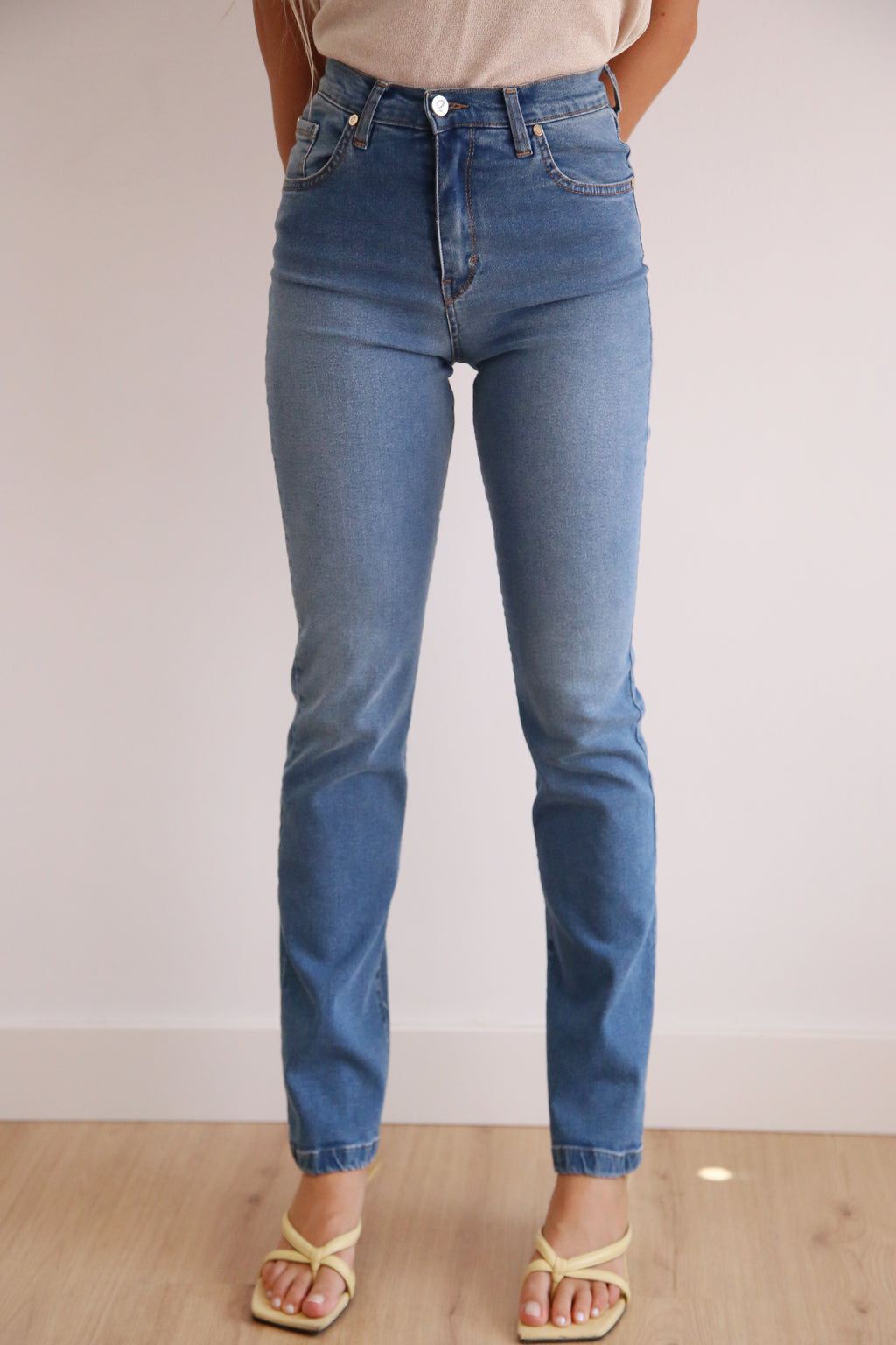 Pantalón de tiro alto CORTE RECTO denim