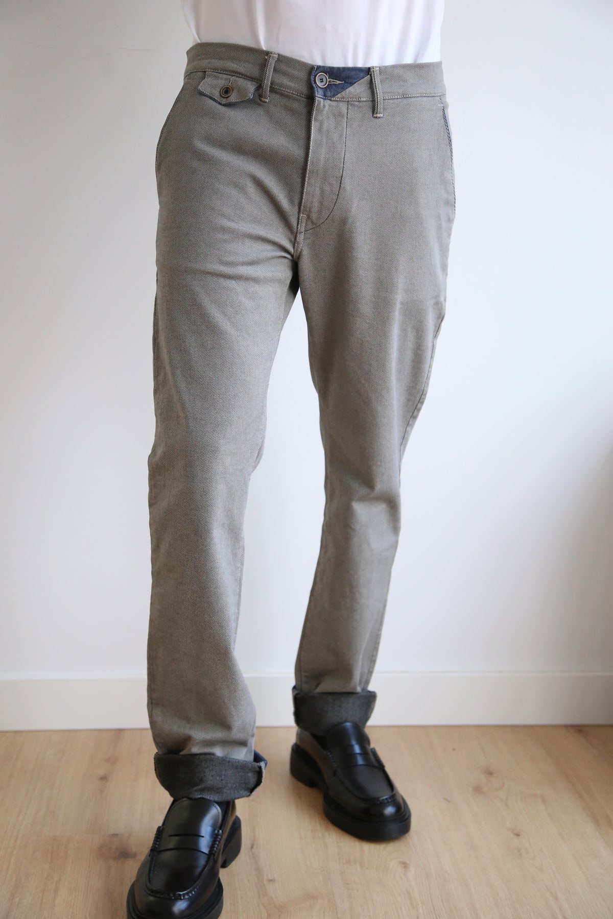 Pantalón chino semientallado, slim fit hombre, sarga bicolor.