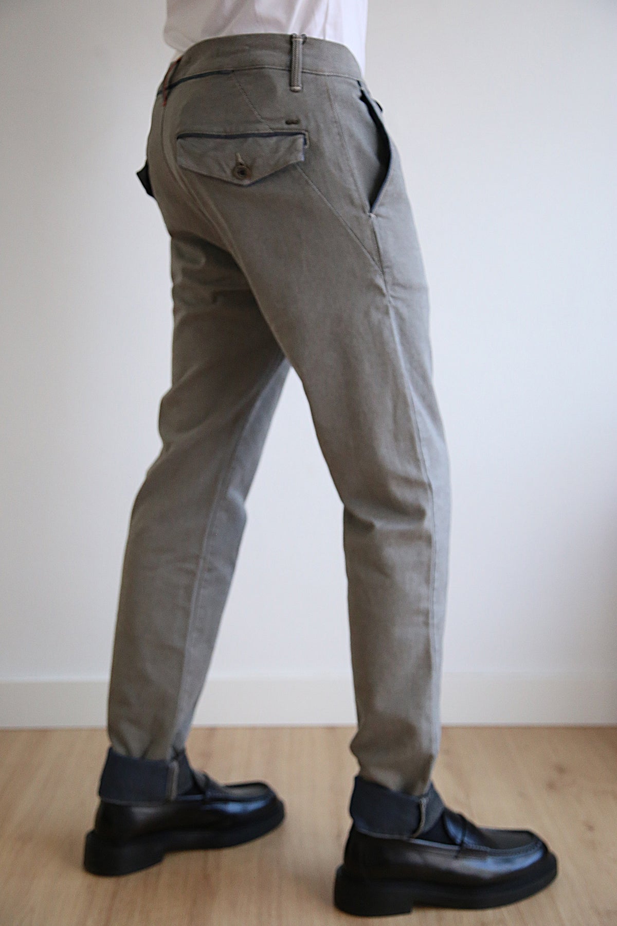 Pantalón chino semientallado, slim fit hombre, sarga bicolor.