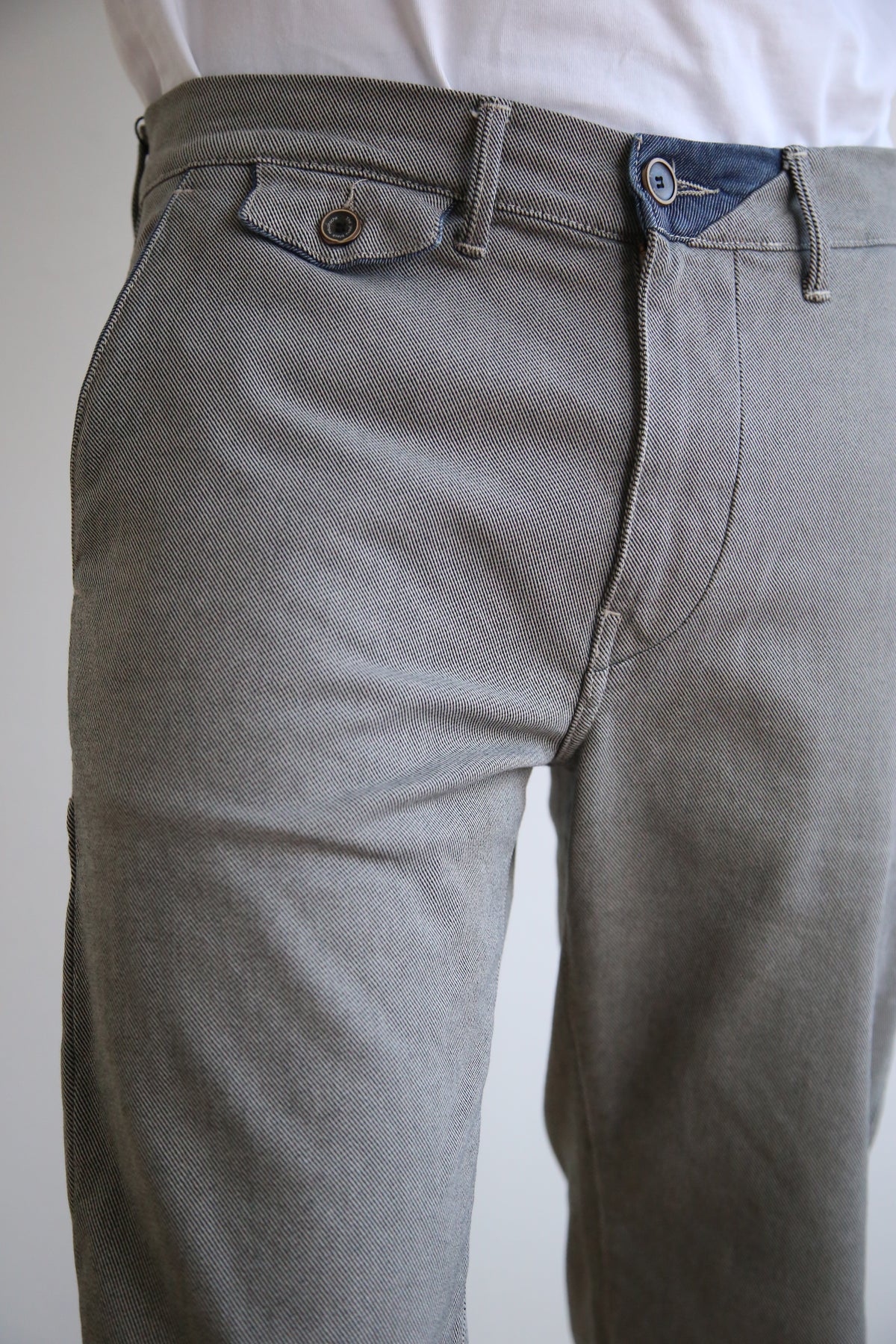 Pantalón chino semientallado, slim fit hombre, sarga bicolor.