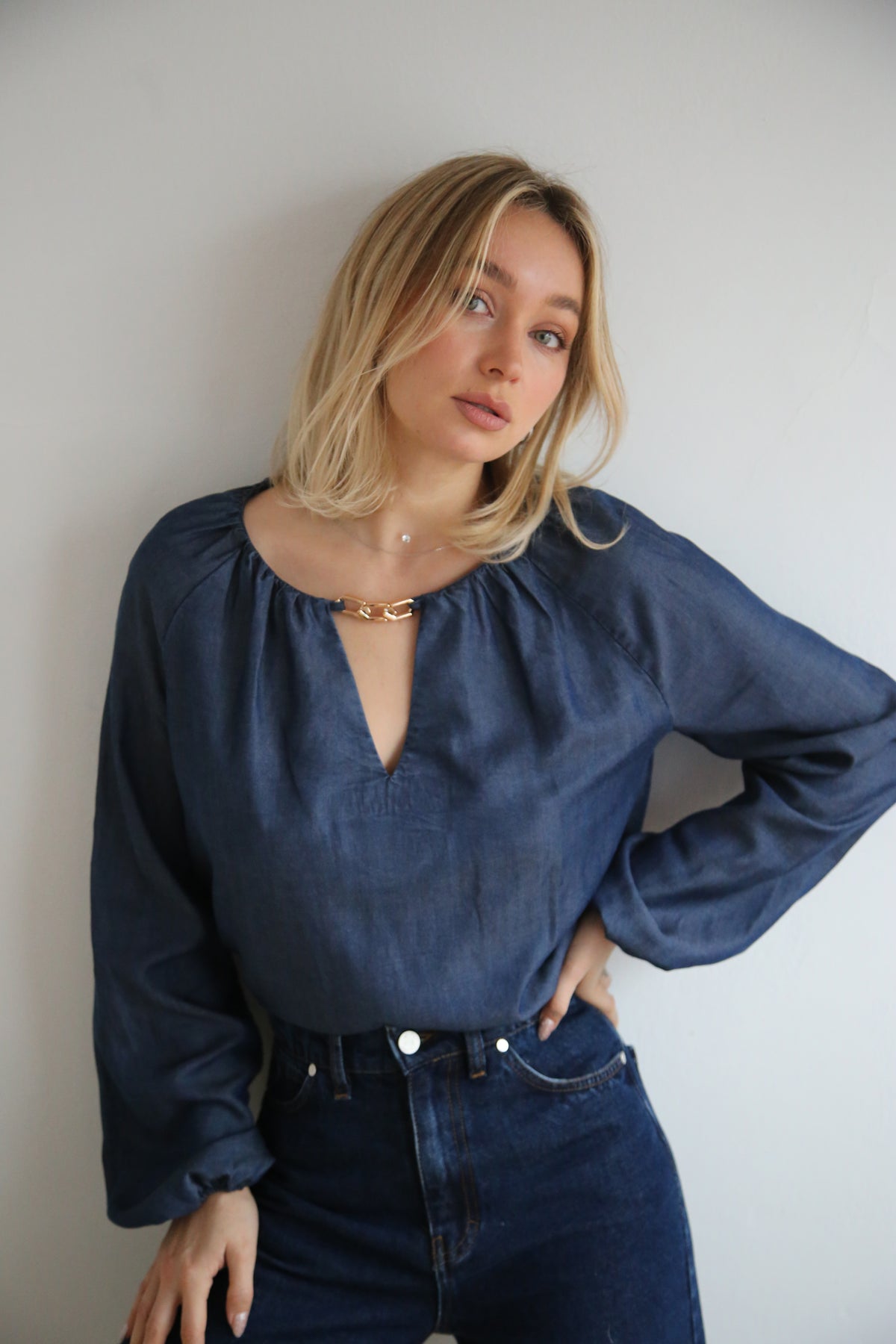 Blusa tencel denim, herraje dorado.