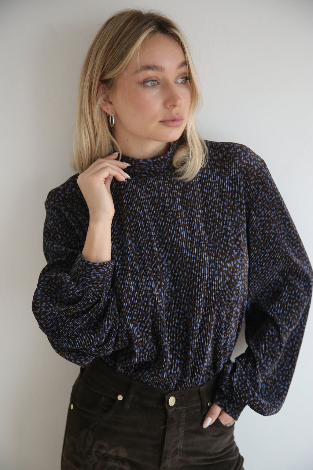 Blusa estilo romántico, micro-estampado, cuello alto perkins.
