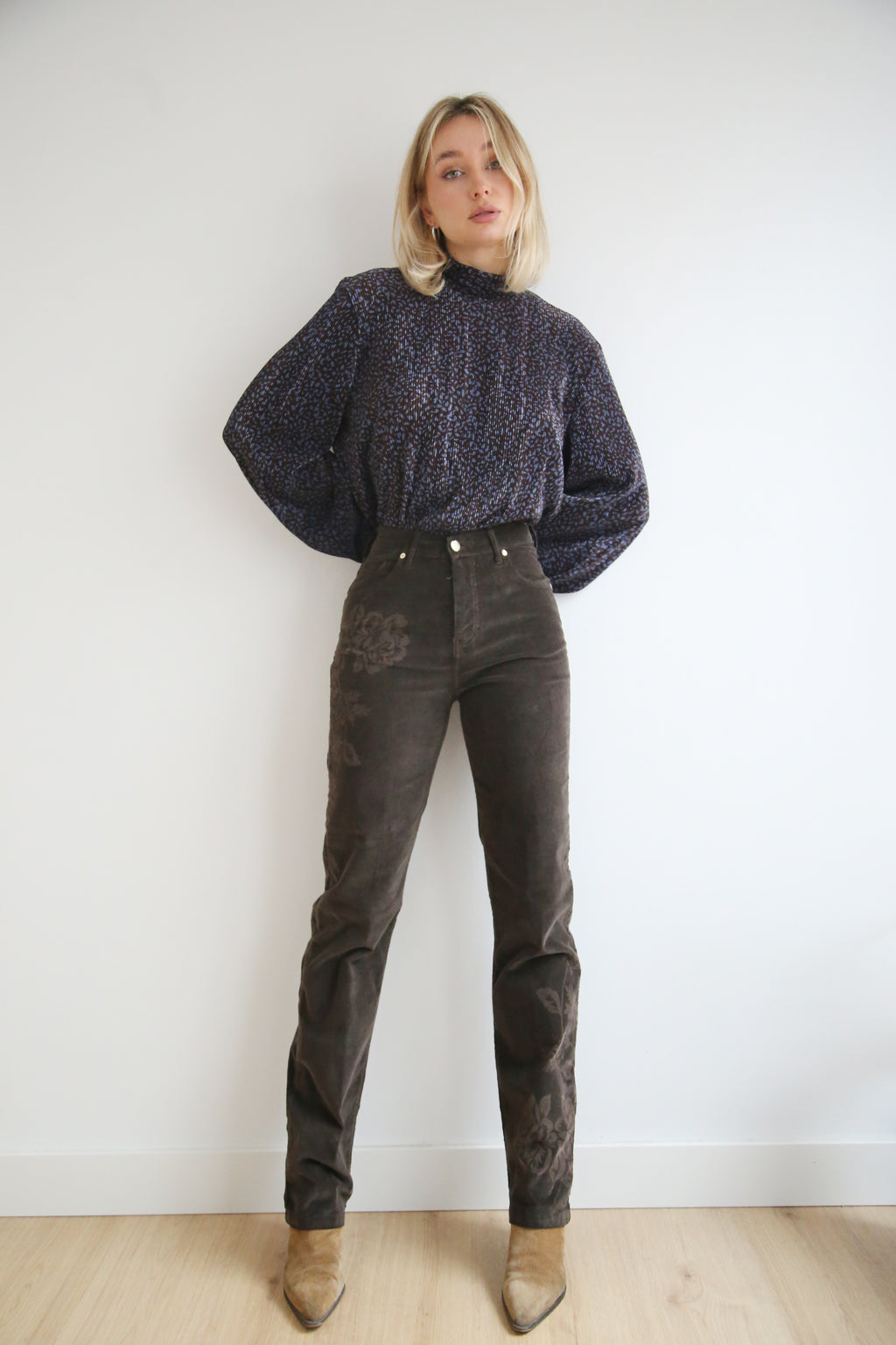 Blusa estilo romántico, micro-estampado, cuello alto perkins.