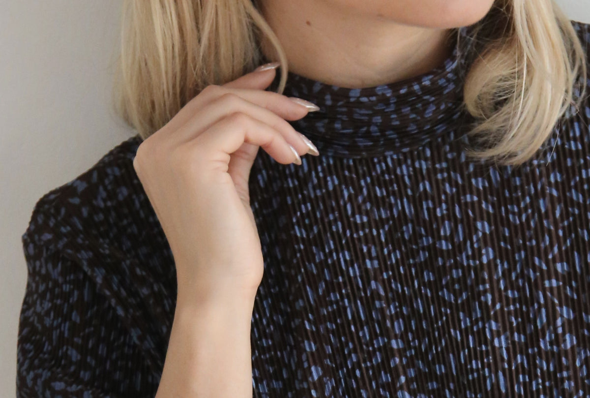 Blusa estilo romántico, micro-estampado, cuello alto perkins.