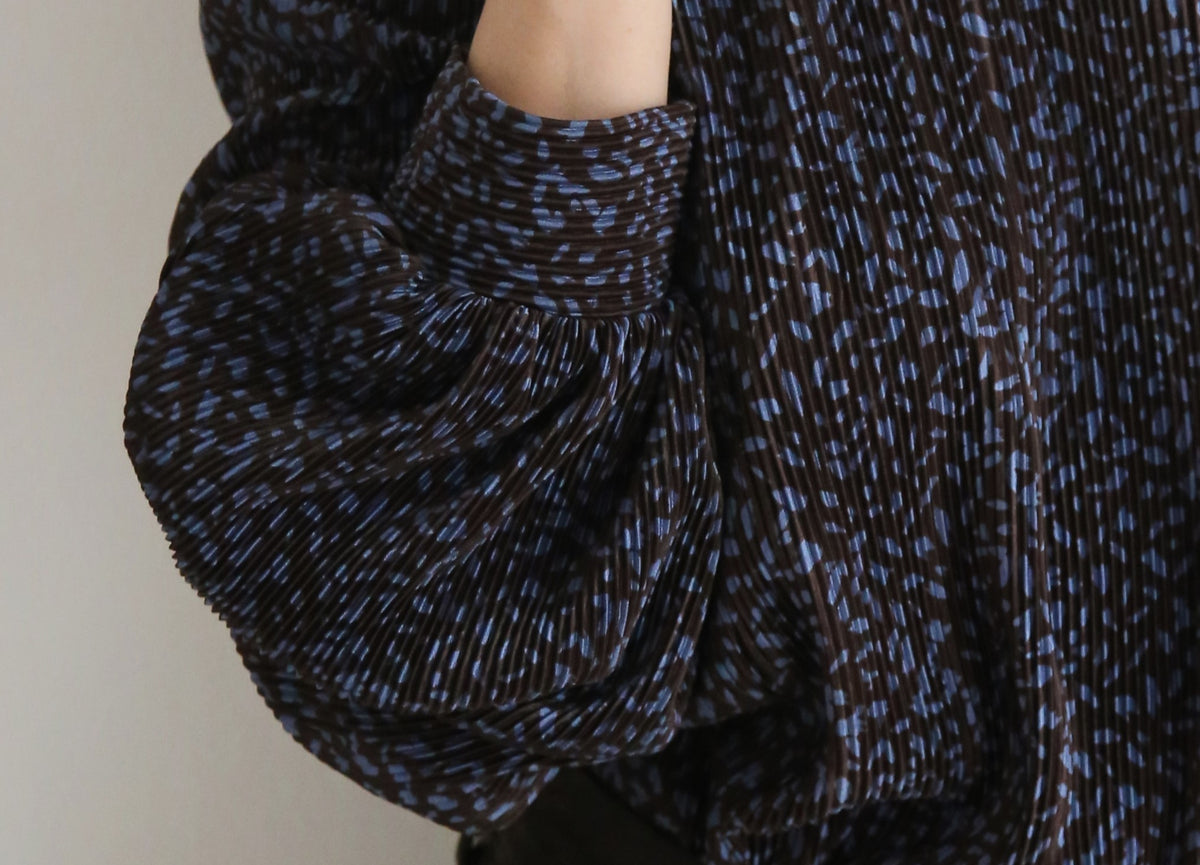 Blusa estilo romántico, micro-estampado, cuello alto perkins.