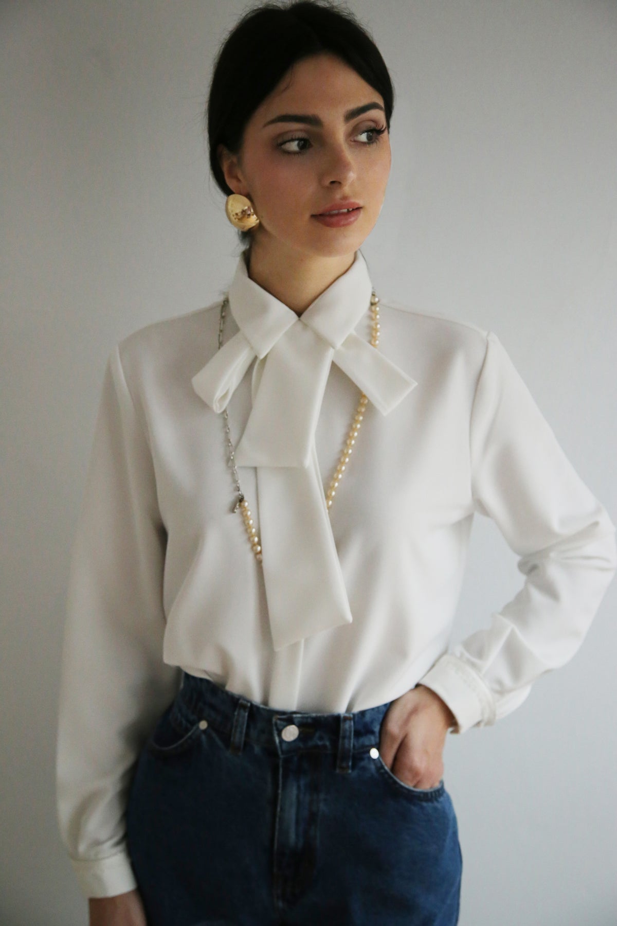 Camisa con lazada al cuello.