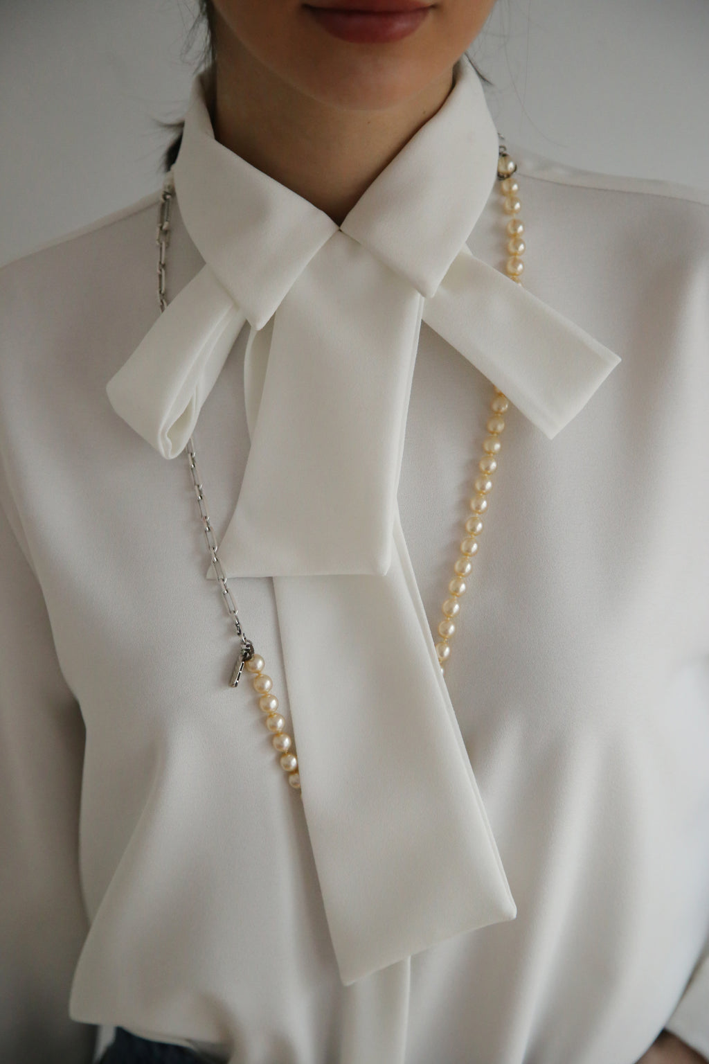 Camisa con lazada al cuello.