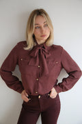 Camisa fluida,   con lazada.