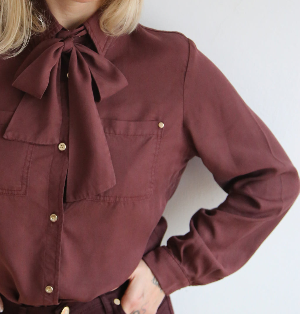 Camisa fluida,   con lazada.