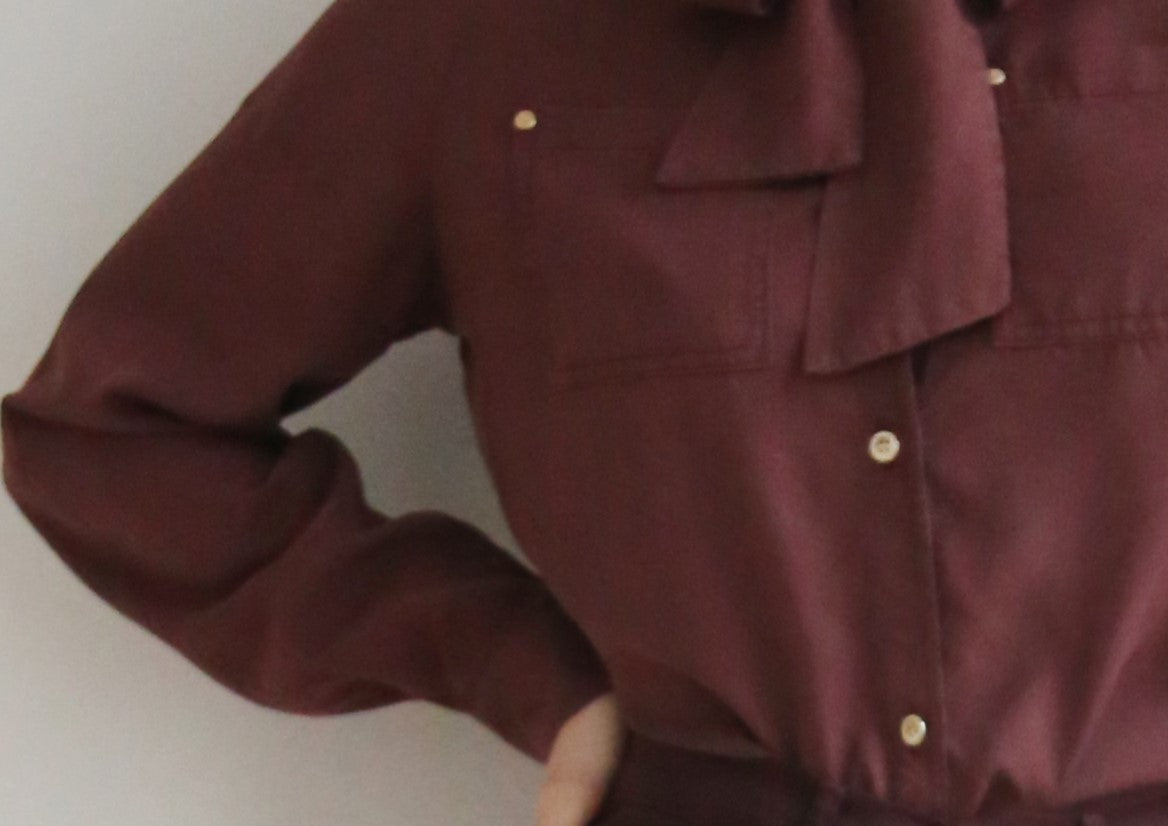 Camisa fluida,   con lazada.
