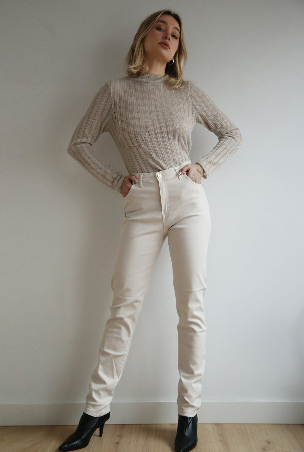 Pantalón con lycra, elástico, cinco bolsillos, corte recto.