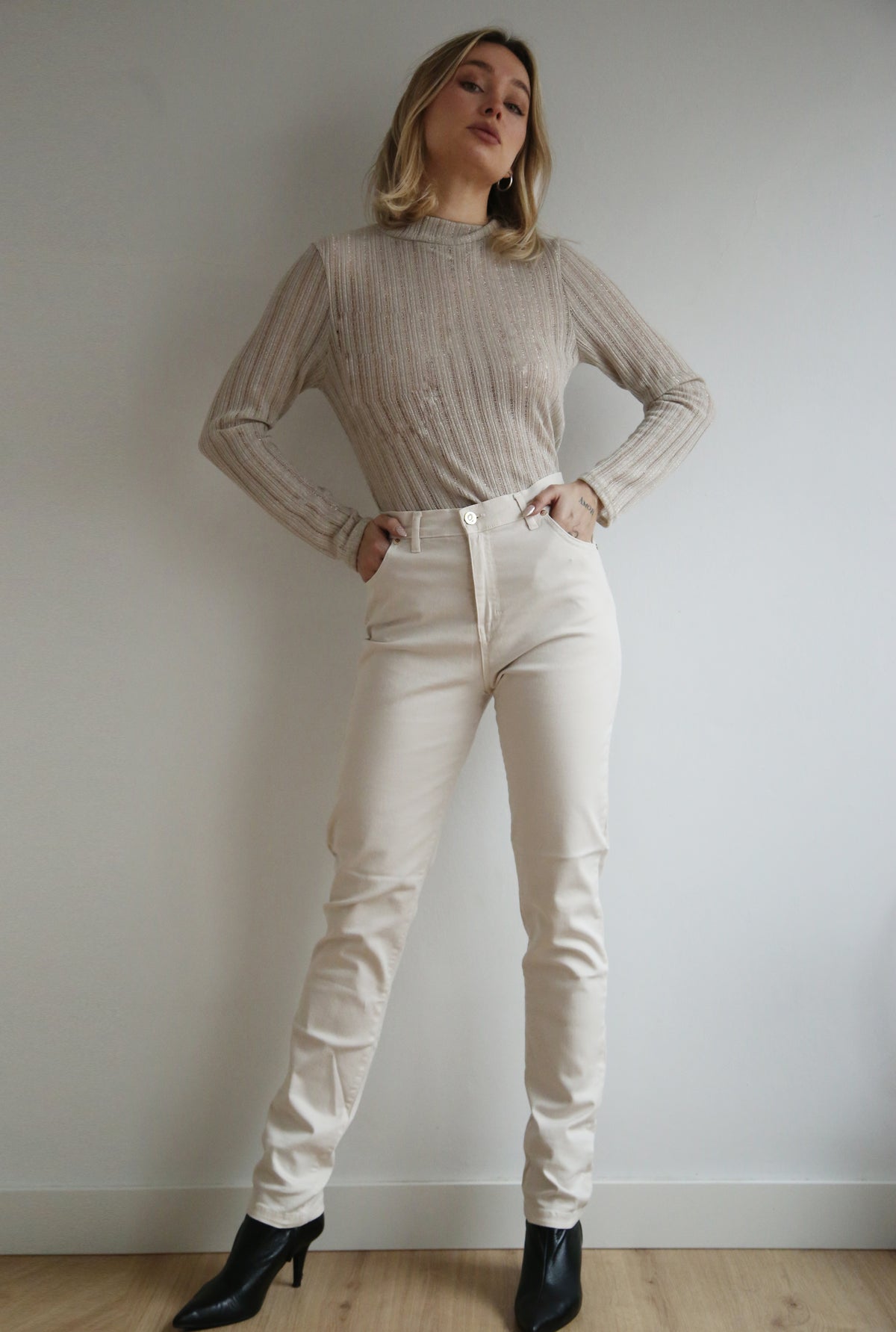 Pantalón con lycra, elástico, cinco bolsillos, corte recto.