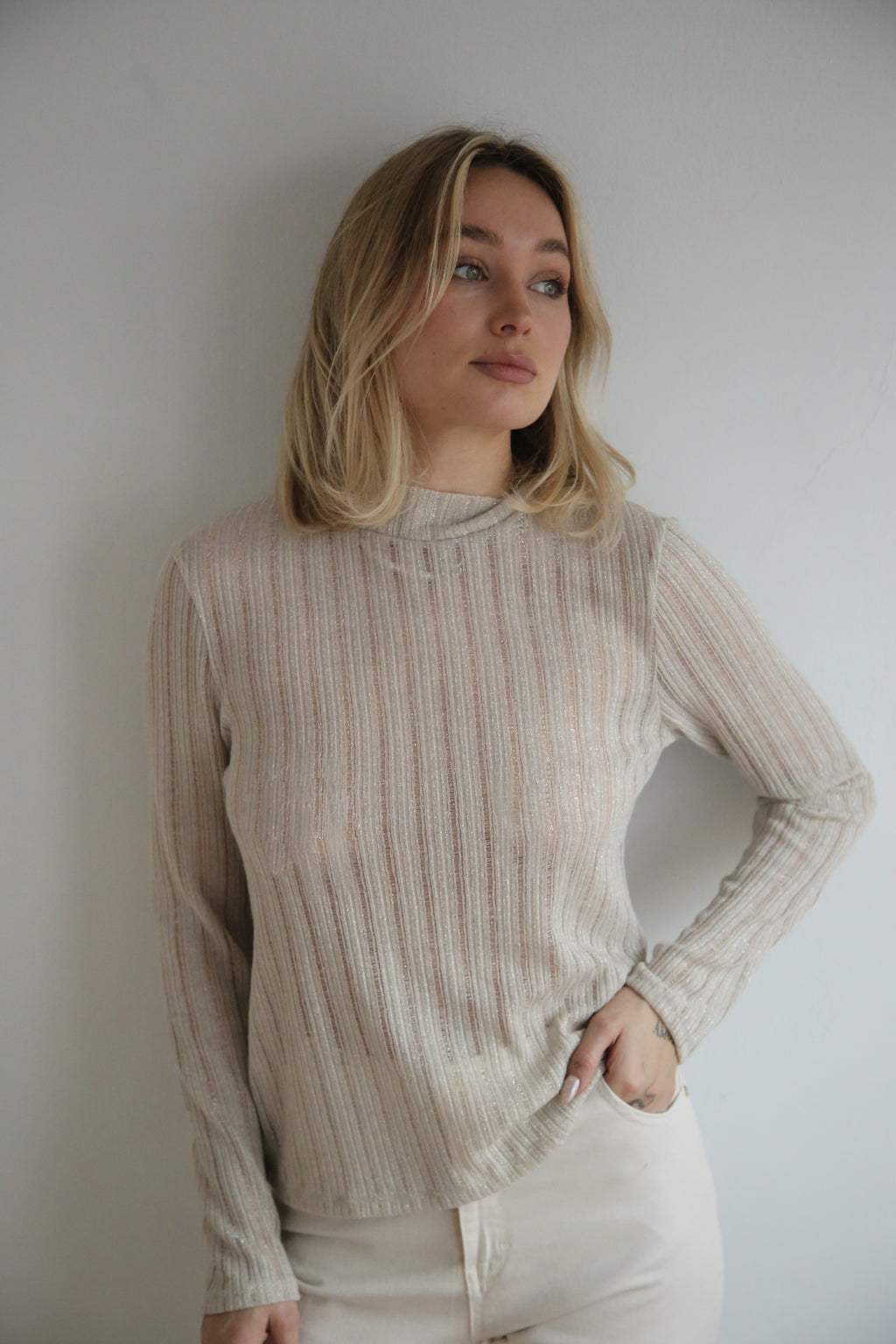 Camiseta estilo minimalista, tejido de canalé con sutil transparencia.