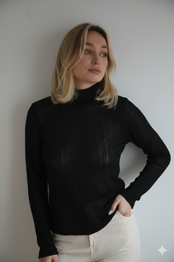 Camiseta estilo minimalista, tejido de canalé con sutil transparencia.