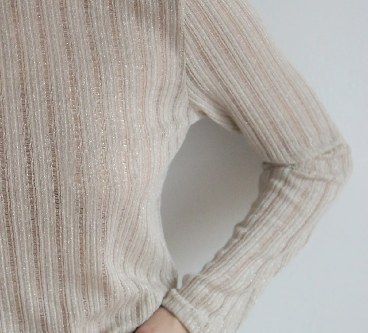 Camiseta estilo minimalista, tejido de canalé con sutil transparencia.