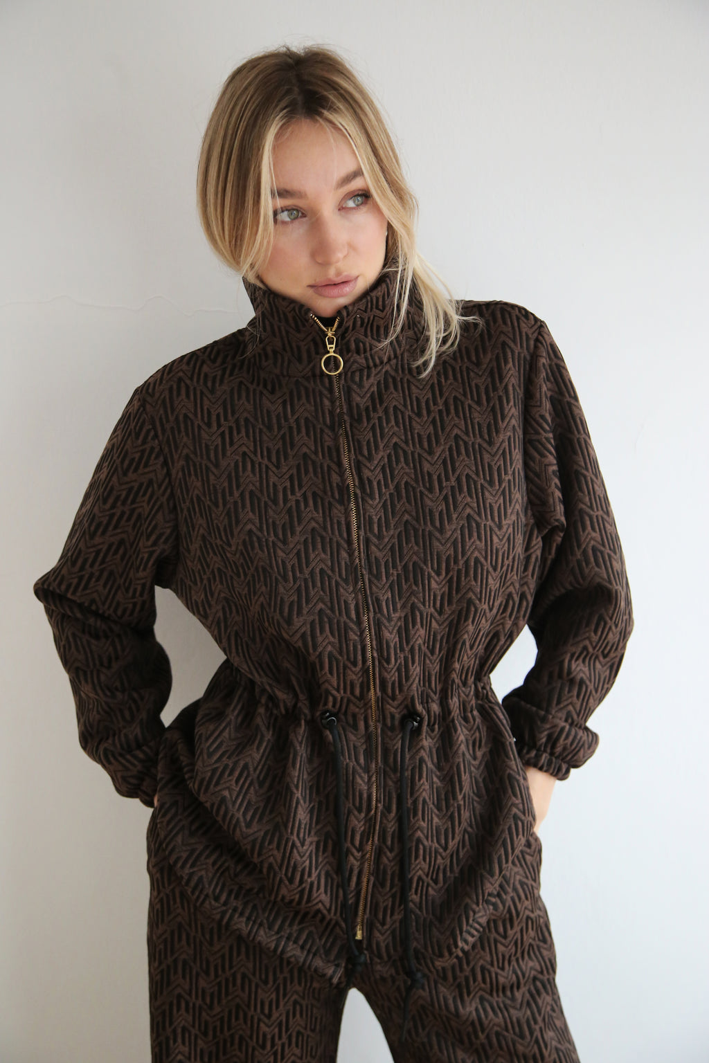 Chaqueta cuello alto, conjunto coordinado