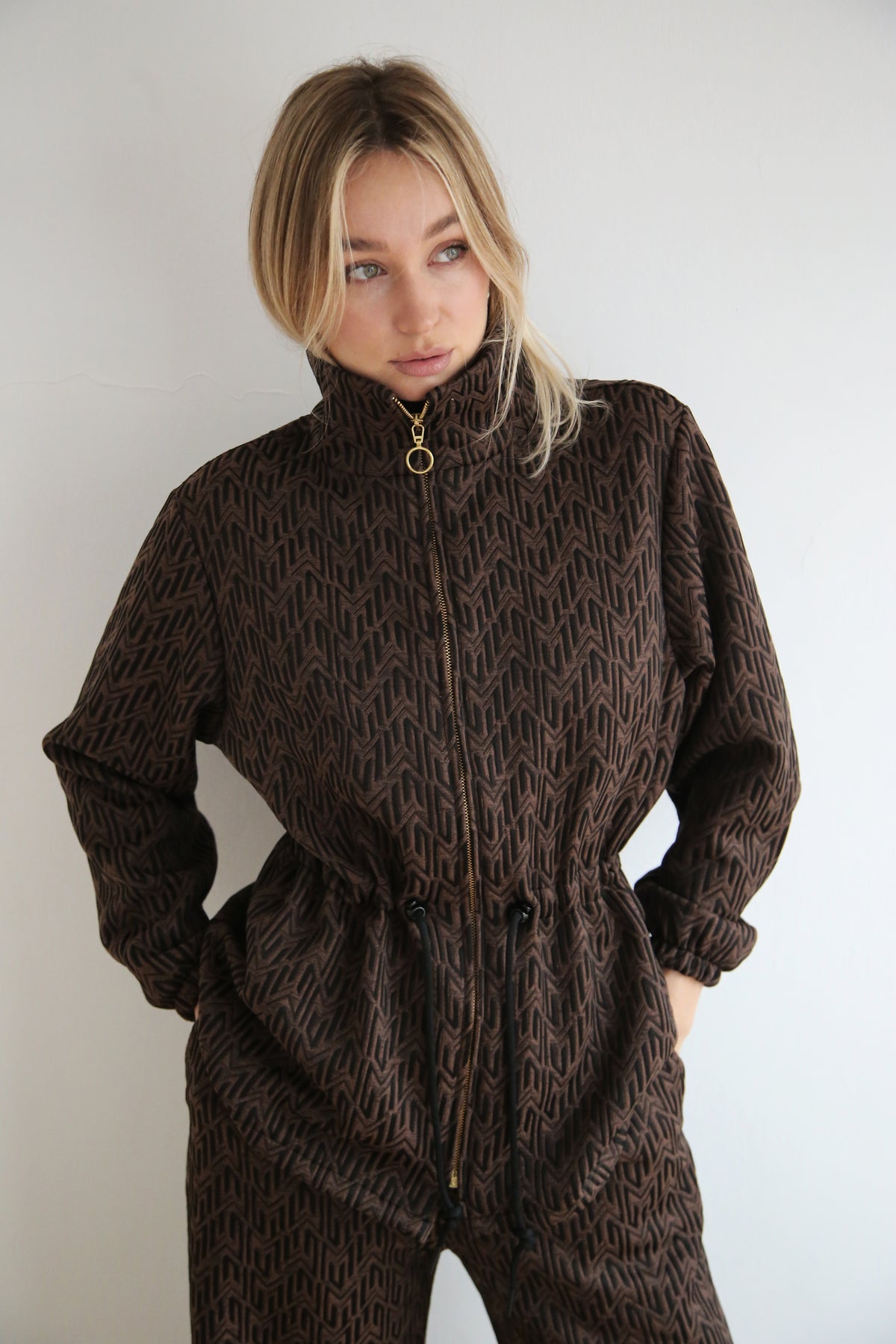 Chaqueta cuello alto, conjunto coordinado