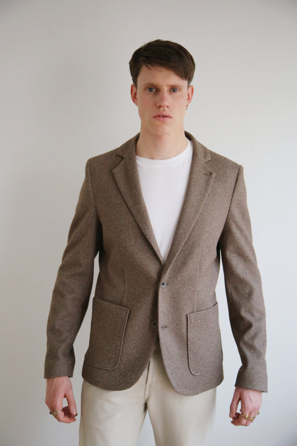 Americana hombre casual, tejido microestructurado, bolsillos de parche.