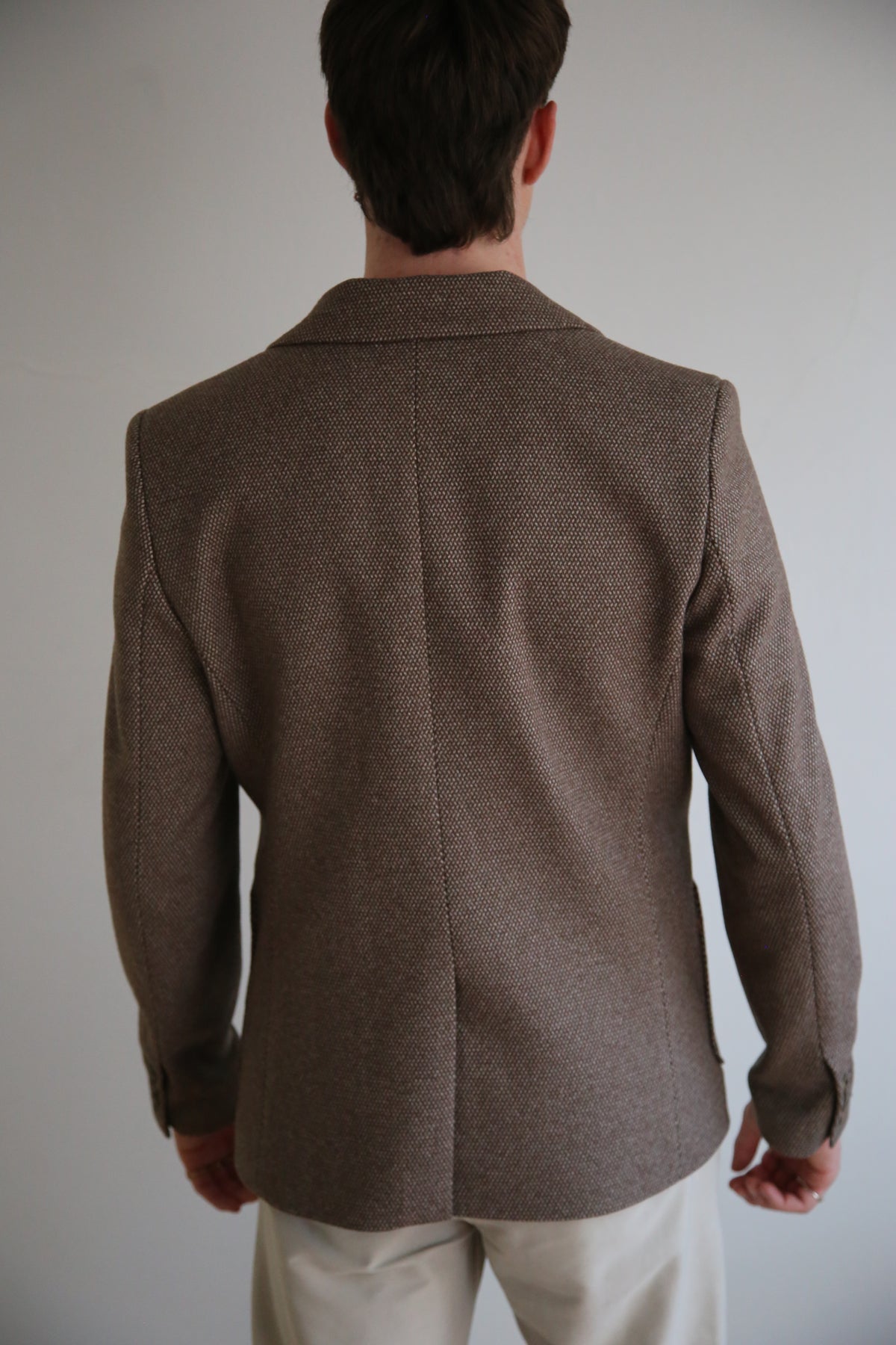 Americana hombre casual, tejido microestructurado, bolsillos de parche.