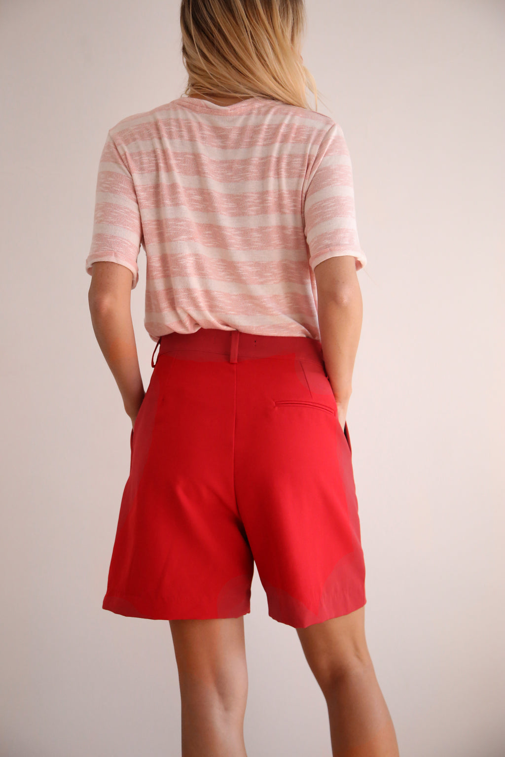 Bermuda con pliegues color rojo