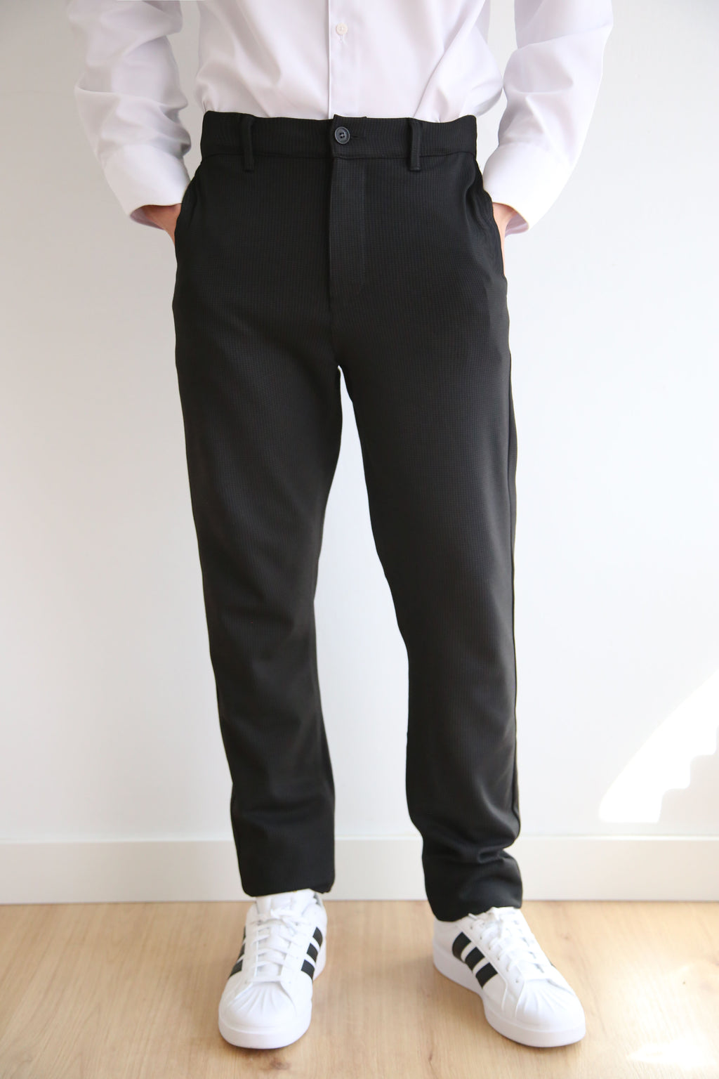 Pantalón chino slim fit hombre, goma cintura, tejido punto.