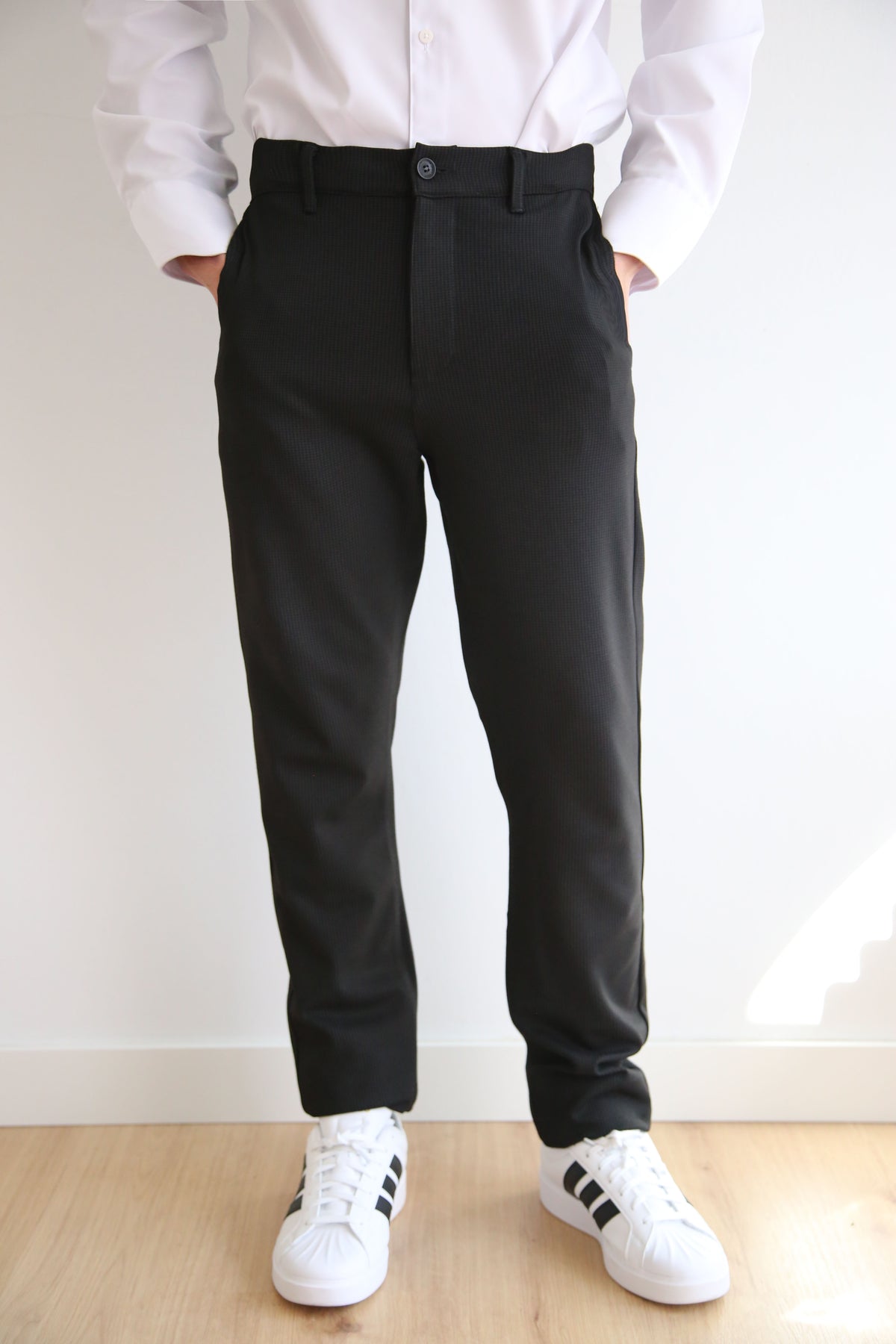 Pantalón chino slim fit hombre, goma cintura, tejido punto.