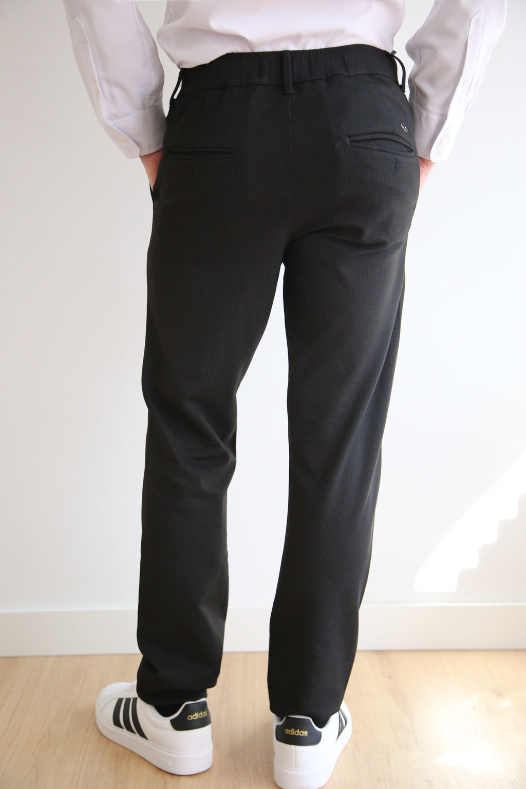 Pantalón chino slim fit hombre, goma cintura, tejido punto.