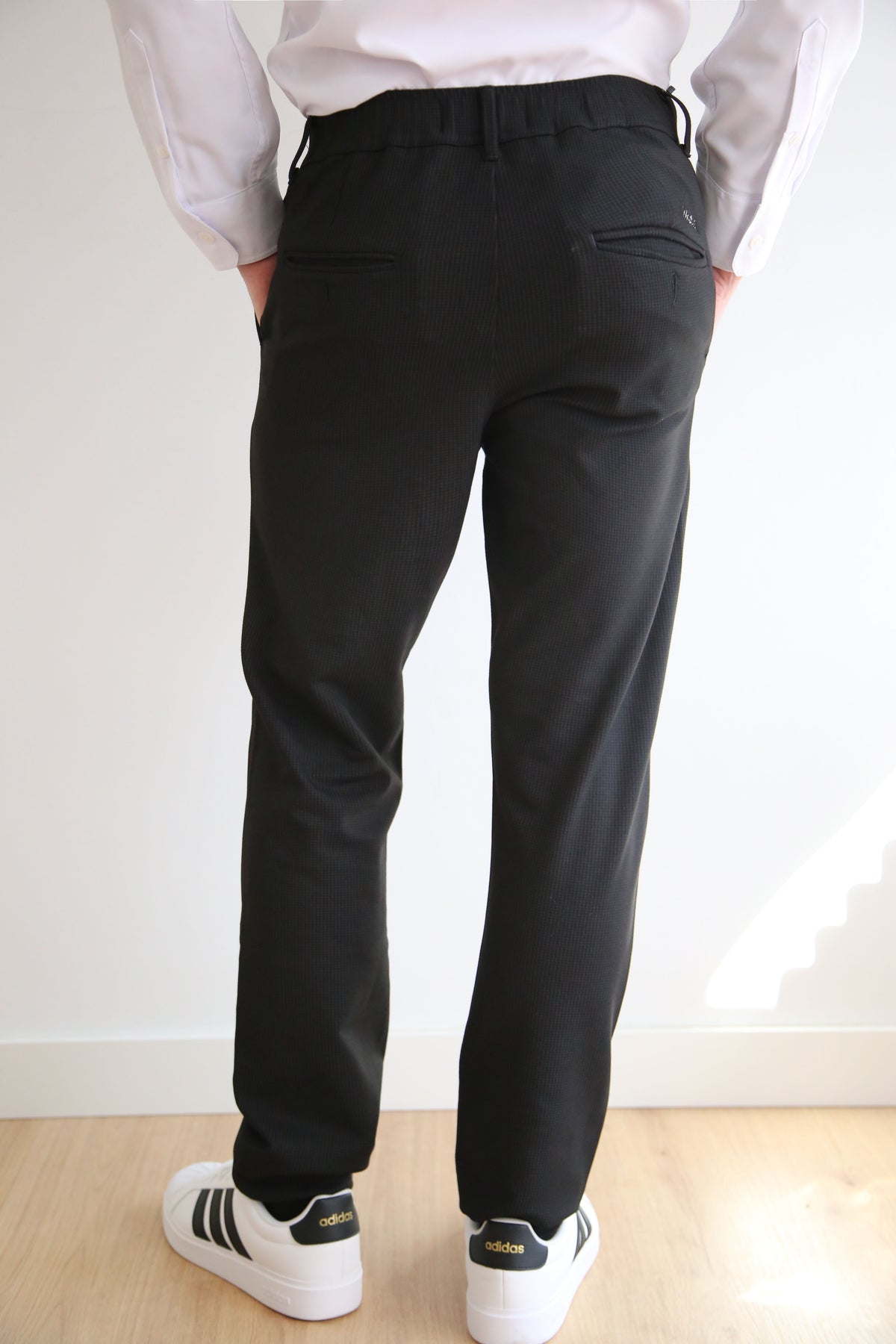 Pantalón chino slim fit hombre, goma cintura, tejido punto.