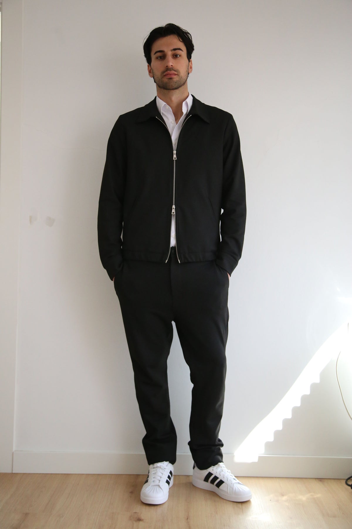 Pantalón chino slim fit hombre, goma cintura, tejido punto.