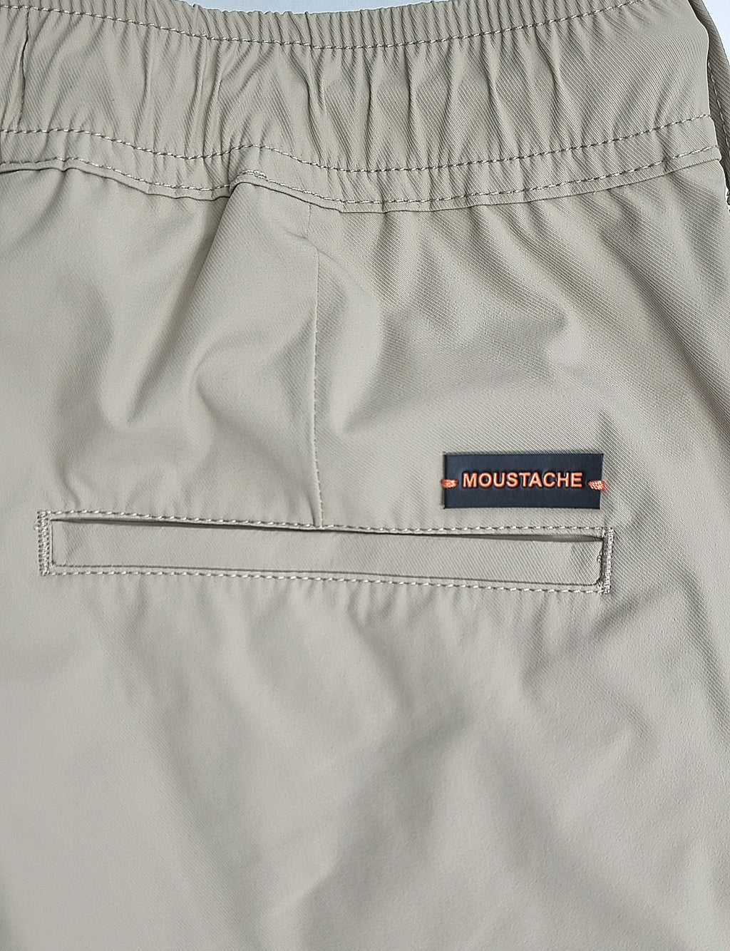 Pantalón chino de corte Loose Fit