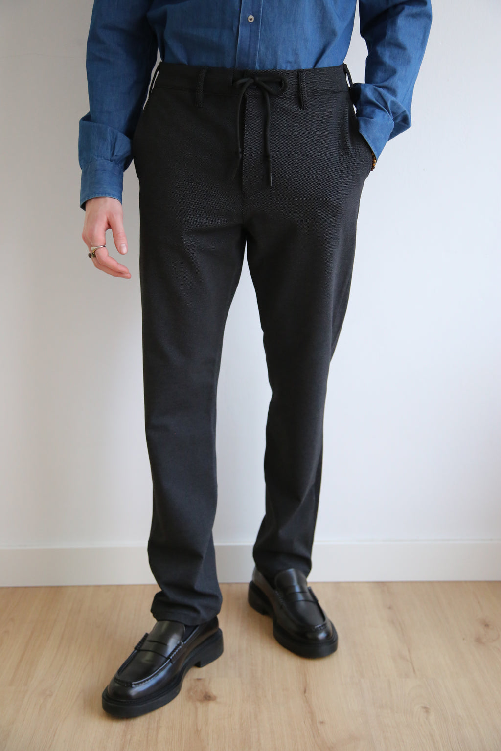 Pantalón recto, regular fit hombre, tejido microestructura, cintura elástica, cordón ajustable, confort elástico.