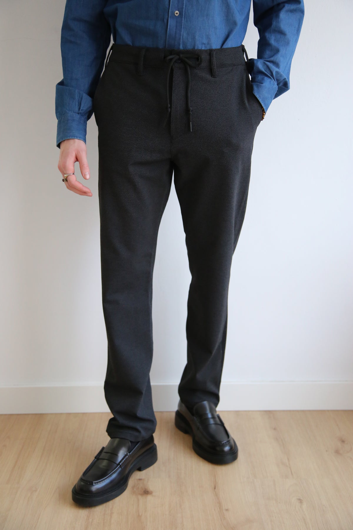 Pantalón recto, regular fit hombre, tejido microestructura, cintura elástica, cordón ajustable, confort elástico.
