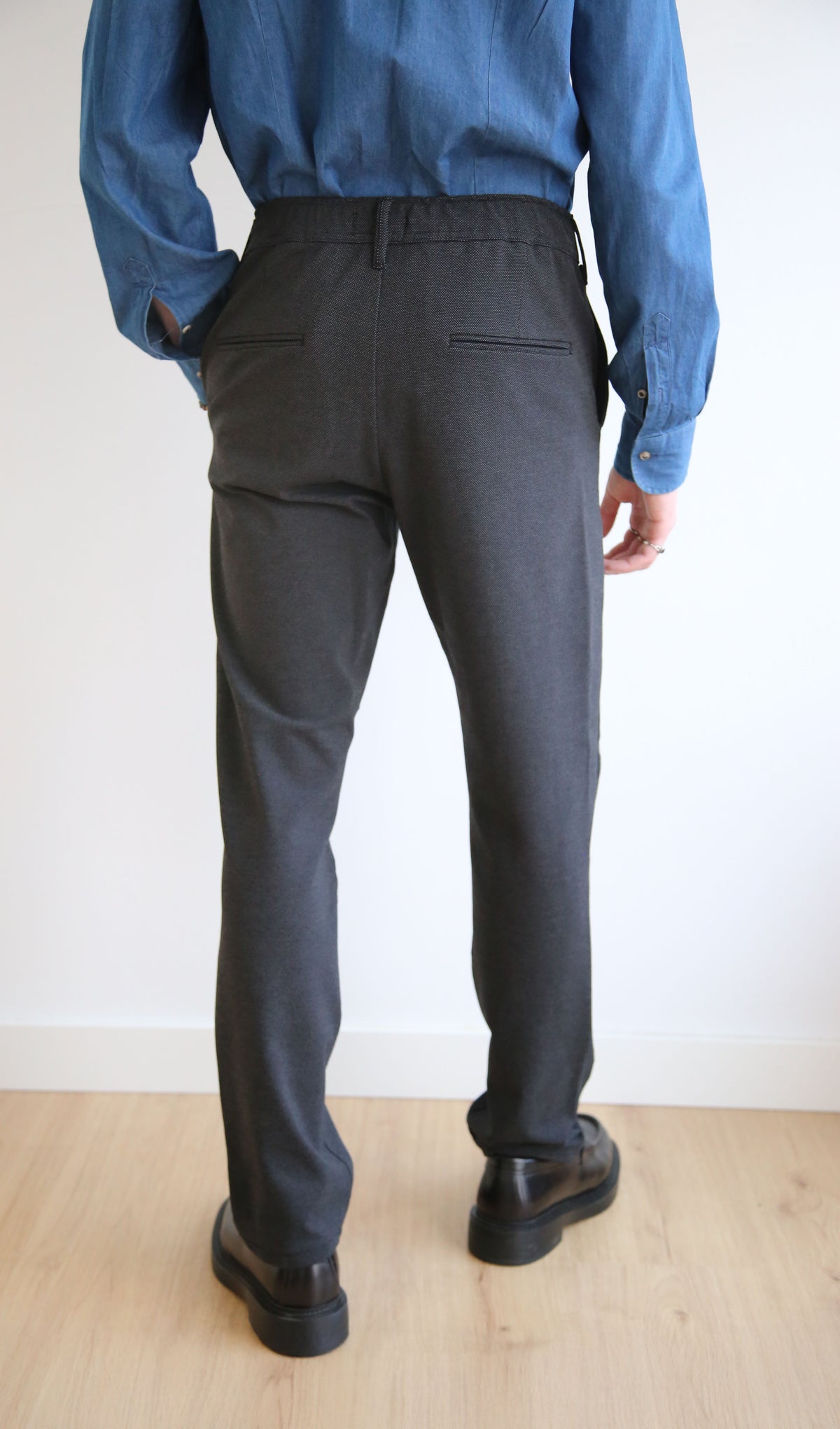 Pantalón recto, regular fit hombre, tejido microestructura, cintura elástica, cordón ajustable, confort elástico.