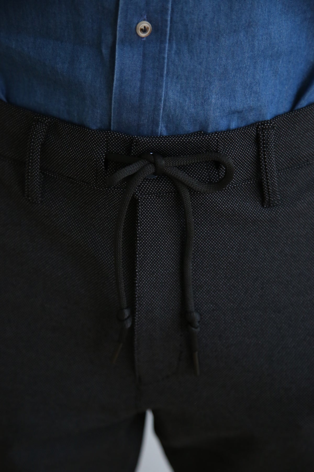 Pantalón recto, regular fit hombre, tejido microestructura, cintura elástica, cordón ajustable, confort elástico.