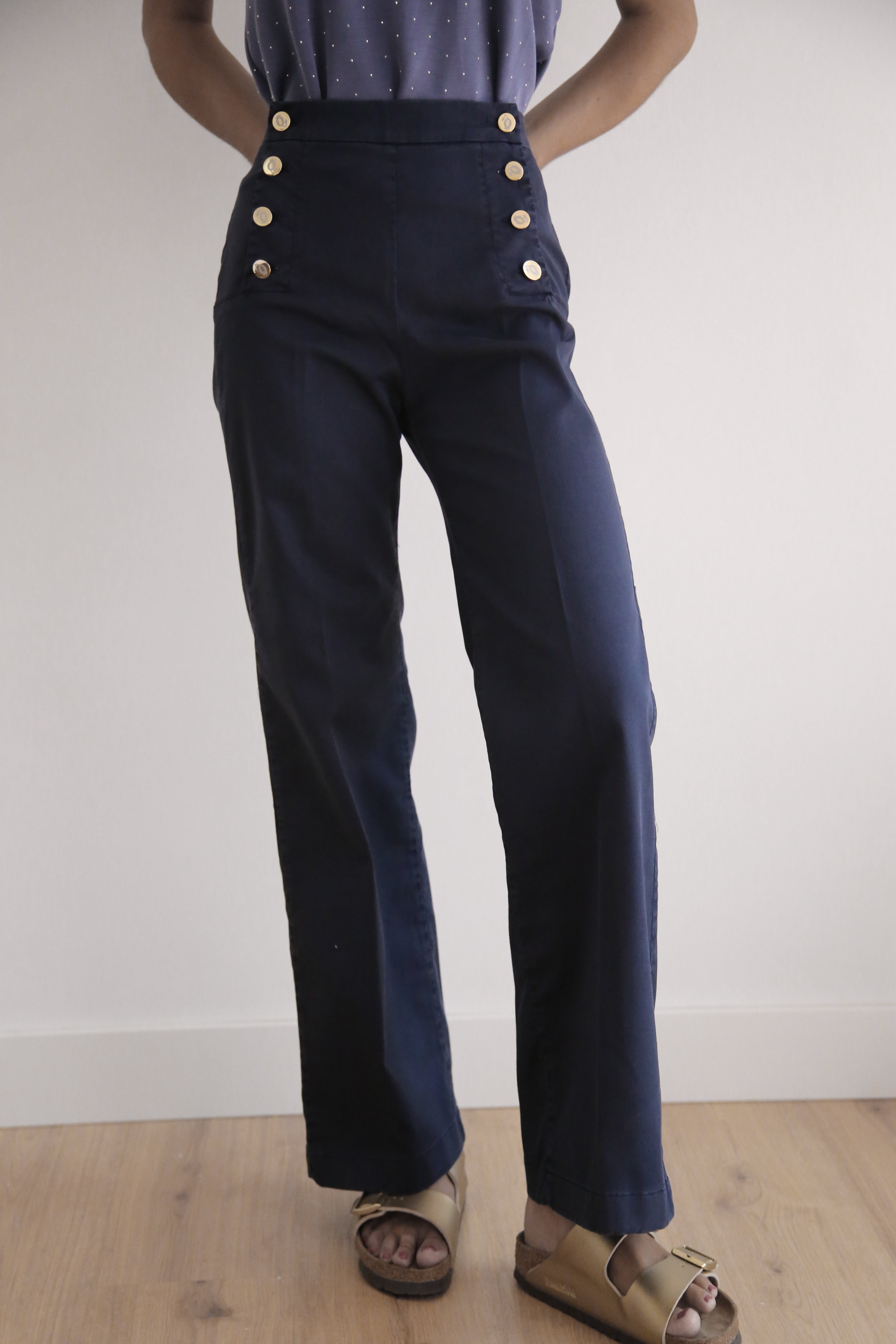 Pantalón recto con botones