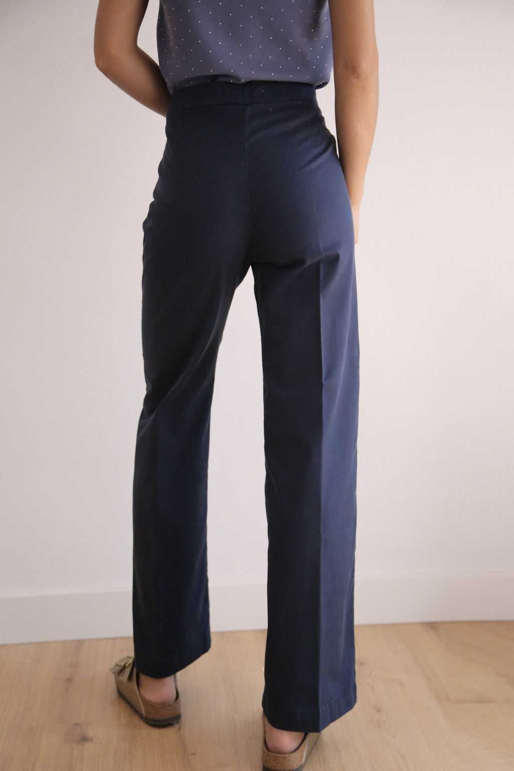 Pantalón recto con botones