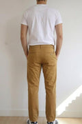Pantalón chino regular fit tricojet