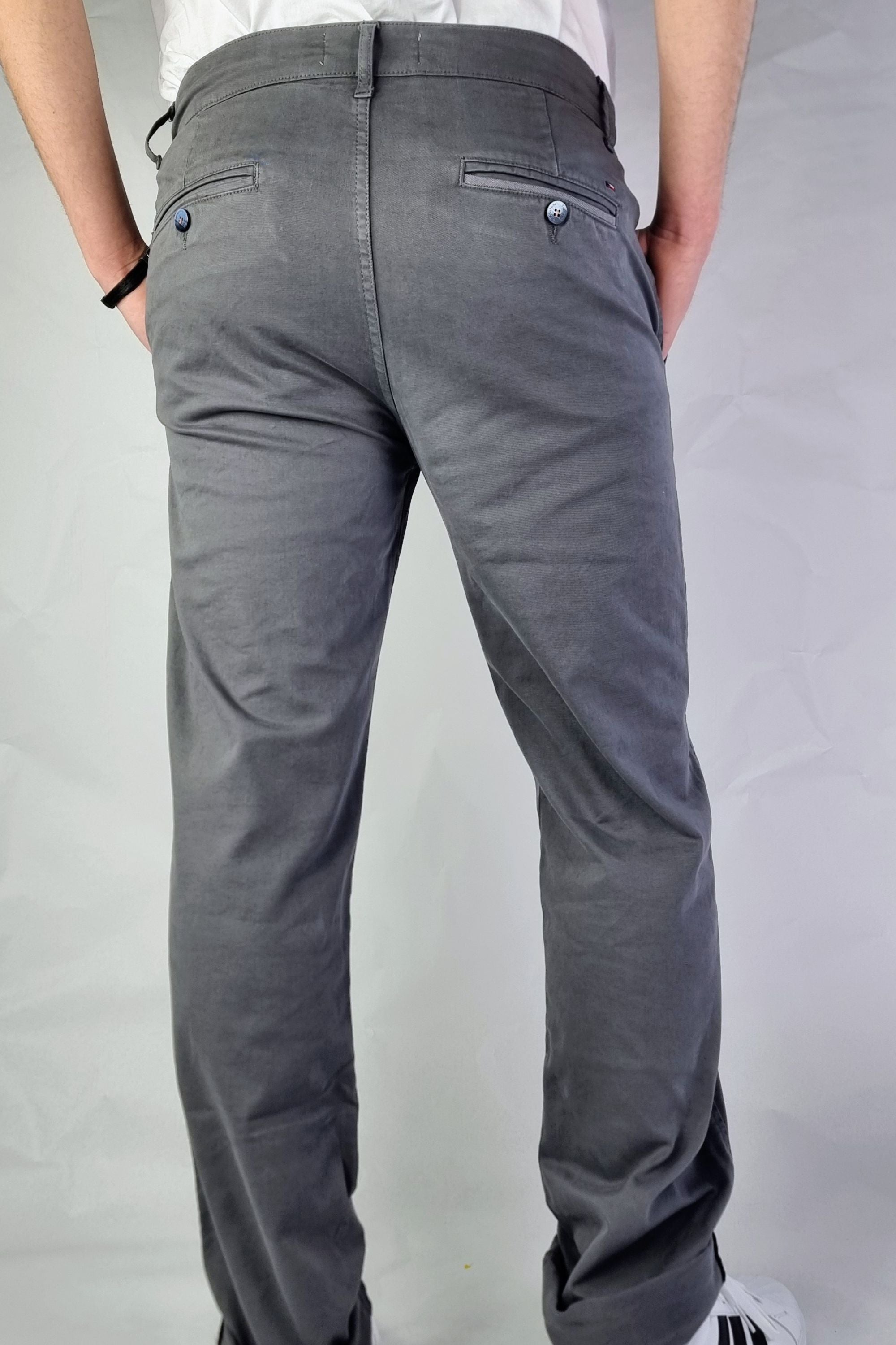 Pantalón chino algodón licra color cemento corte recto
