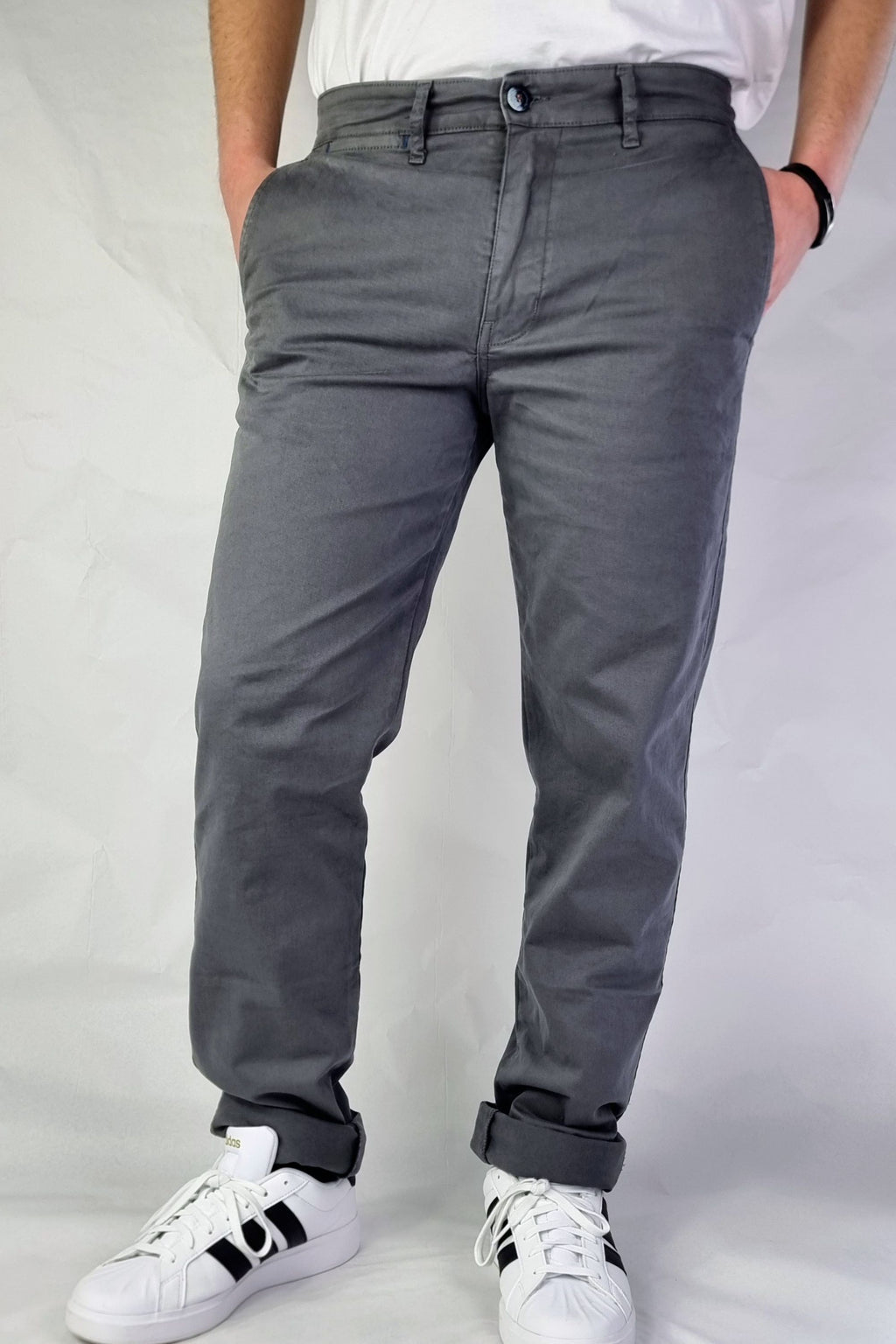 Pantalón chino algodón licra color cemento corte recto