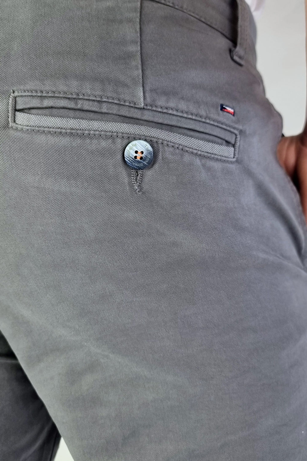 Pantalón chino algodón licra color cemento corte recto
