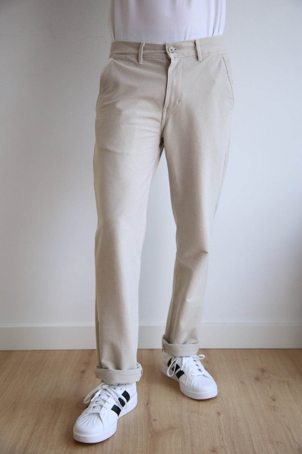 Pantalón chino recto, regular fit hombre, cintura elástica adaptable, algodón elástico.